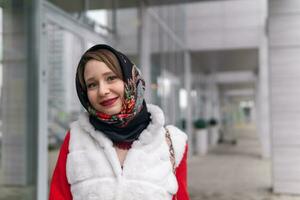 contento giovane donna nel foulard nel freddo tempo metereologico all'aperto foto