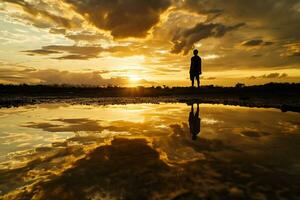 ai generato un' riflessivo fotografia a Alba cattura silhouette contro un' d'oro cielo foto