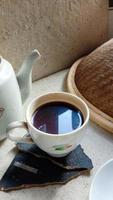 foto di una tazza di caffè e una tazza con un tema tradizionale, utilizzando un materiale di base in ceramica