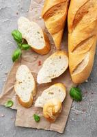 baguette croccante fresca a fette foto