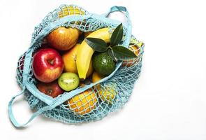 shopping bag in rete con frutta foto