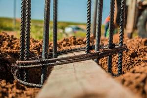 asta di acciaio utilizzata per la costruzione di pali con cemento armato in un foro nel terreno in cantiere foto