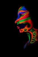 donna con arte del trucco di polvere fluorescente uv incandescente foto