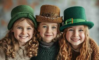 ai generato tre bambini indossare st Patrick giorno cappelli e sorridente foto