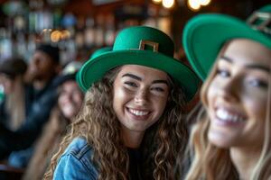 ai generato gruppo di donne sorridente nel st Patrick cappelli seduta a un' bar foto