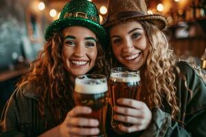 ai generato Due donne indossare fata cappelli Tenere birra foto