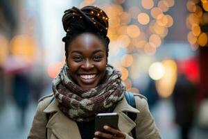 ai generato contento africano americano donna Tenere sua smartphone al di fuori foto