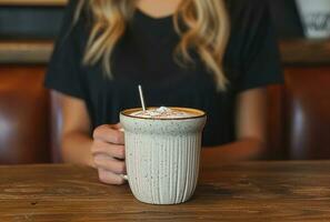 ai generato caffè latte macchiato è su un' tavolo nel un' bar con un' bambino Tenere un' cannuccia foto