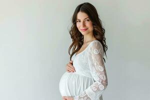ai generato ritratto di bellissimo giovane incinta donna toccante pancia in piedi su colore sfondo foto