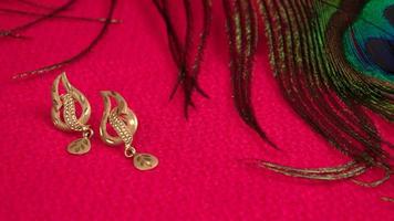mangalsutra o collana d'oro da indossare da una donna indù sposata, disposta con un bellissimo sfondo. gioielli tradizionali indiani. foto