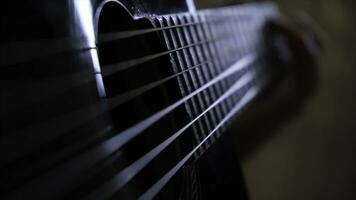 avvicinamento di dell'uomo mani giocando su nero acustico chitarra. concetto. concetto di musica Lezioni foto