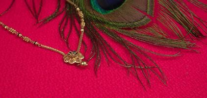 mangalsutra o collana d'oro da indossare da una donna indù sposata, disposta con un bellissimo sfondo. gioielli tradizionali indiani. foto