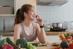 sportivo giovane donna è preparazione salutare cibo su leggero cucina. salutare cibo concetto. foto