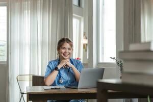 giovane asiatico signora medico nel bianca medico uniforme con stetoscopio utilizzando computer il computer portatile parlando video conferenza chiamata con paziente a scrivania nel Salute clinica o Ospedale. foto