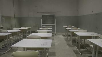 vuoto aula con di legno banchi, bianca e verde gesso tavole nel scuola. vuoto aula. abbandonato scuola aula con scuola banchi e lavagna foto