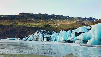 maestoso Vatnajokull ghiacciaio nel Islanda con massiccio ghiaccio berretto e brina galleggiante su artico lago, islandese panoramico percorso. bellissimo nordico natura con polare iceberg nevoso montagne. foto