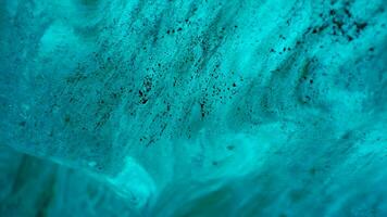 massiccio ghiaccio blocchi dentro crepaccio, trasparente Vatnajokull ghiaccio grotte nel Islanda. bellissimo blu ghiacciaio su invernale congelato sentiero, ghiacciato rocce coperto nel brina con Cracked struttura. palmare sparo. foto