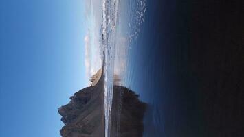 roccioso bordi alpino vestrahorn colline, islandese bellissimo ambiente di stokksnes penisola nel nordico regione. panoramica di scandinavo artico paesaggio con bello nero sabbia spiaggia nel Islanda. foto