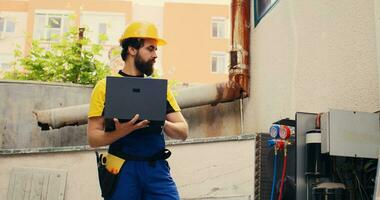 preciso tecnico assunto di casa proprietario per individuare causa di danno per aria condizionatore, scrittura giù surriscaldamento e sottoraffreddamento valori misurato di professionale collettore metri foto