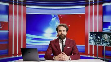 giornalista emittente politica notizia su tv programma, presentazione aggiornamenti e commenti su internazionale televisione. giovane tv emittente parlando di mondo informazioni e scandali. foto