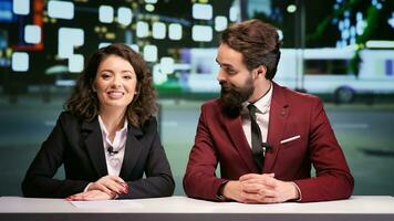 media squadra ospitando notte parlare mostrare, discutere di internazionale quotidiano eventi nel notizia studio. Due giornalisti indirizzamento tutti rottura notizia temi vivere su televisione Rete. foto