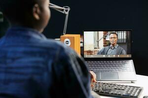 africano americano donna, avendo discussione durante un in linea incontro su digitale il computer portatile. femmina libero professionista e nero uomo uso tecnologia per virtuale comunicazione, Lavorando remoto e collaborativamente. foto