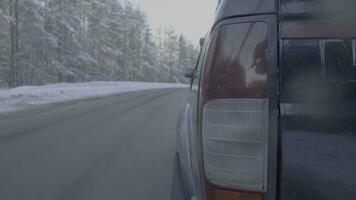 faro avvicinamento su nevoso strade. il auto cavalcate su un' innevato strada foto