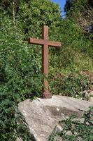 bella croce di legno all'aperto. concetto di cristianesimo o religione