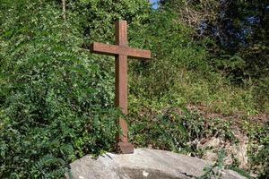bella croce di legno all'aperto. concetto di cristianesimo o religione