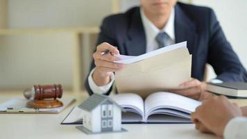 l'avvocato sta attualmente fornendo consulenza legale in materia di compravendita di immobili.
