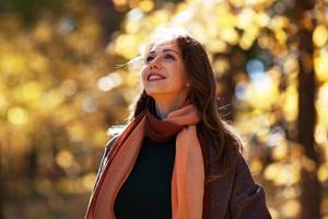 bella giovane donna nel parco autunnale foto