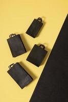 venerdì nero vendita in miniatura mock up borse per la spesa nero e giallo piatto lay foto