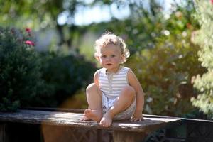 bellissimo bambino nel giardino del bambino in posa fotografo foto