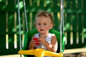 bellissimo bambino con bambino in posa altalena fotografo foto