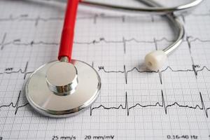 stetoscopio su elettrocardiogramma ecg, onda cardiaca, infarto, rapporto cardiogramma. foto