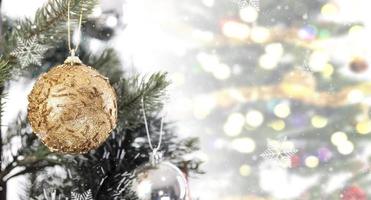 decorazione dell'albero di Natale del primo piano con il fondo astratto del bokeh di colore. foto