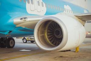 vista ravvicinata del motore a turbina dell'aeroplano mentre si sta preparando per il decollo all'aeroporto di ben gurion all'alba