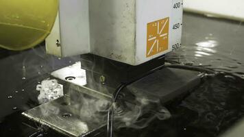 il abrasivo acqua Jet macchina taglio il alluminio piatto. scena. il moderno tecnologia di foglio metallo Lavorando processi di alto pressione acqua Jet macchina. foto