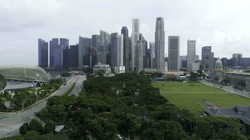 Singapore, giugno 17, 2018. aereo metraggio di Singapore grattacieli con città orizzonte durante nuvoloso estate giorno. sparo. aereo Visualizza di Singapore città foto