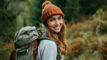 ai generato contento bellissimo ragazza partire escursioni a piedi nel il foresta foto