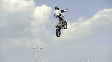 Ekaterinburg, Russia-agosto, 2019. uomo esegue su motoslitta. azione. uomo su gatto delle nevi esegue acrobazie su gli sport Festival. moto freestyle con gatto delle nevi nel estate foto