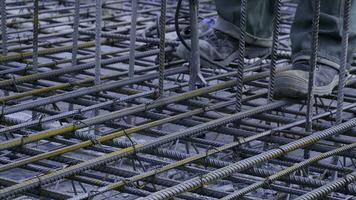 costruzione lavoratore. lavoratore nel il costruzione luogo fabbricazione rinforzo metallo struttura per calcestruzzo scrosciante foto