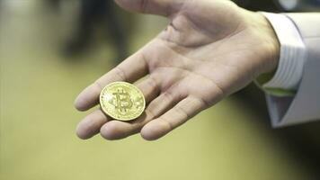 uomo d'affari hold d'oro po moneta telescrivente simbolo btc, finanza i soldi bitcoin concetto. scorta. bitcoin BTC il nuovo virtuale i soldi foto