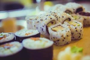 primo piano sushi vegetariano che si trova su un pallet di legno