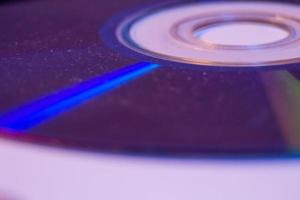 macro primo piano del disco cd o dvd compatto in colore viola. foto