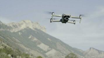 aereo Visualizza di un' quadcopter volante sopra verde montagne su mattina foschia sfondo. azione. fuco le riprese video di naturale paesaggio. foto