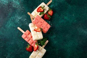 fragola ghiaccio crema ghiacciolo con menta foto