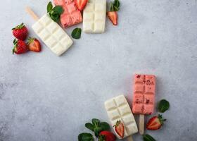 fragola ghiaccio crema ghiacciolo con menta foto