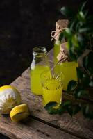 tradizionale italiano limoncello o Limone liquore foto