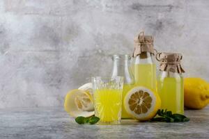 tradizionale italiano limoncello o Limone liquore foto
